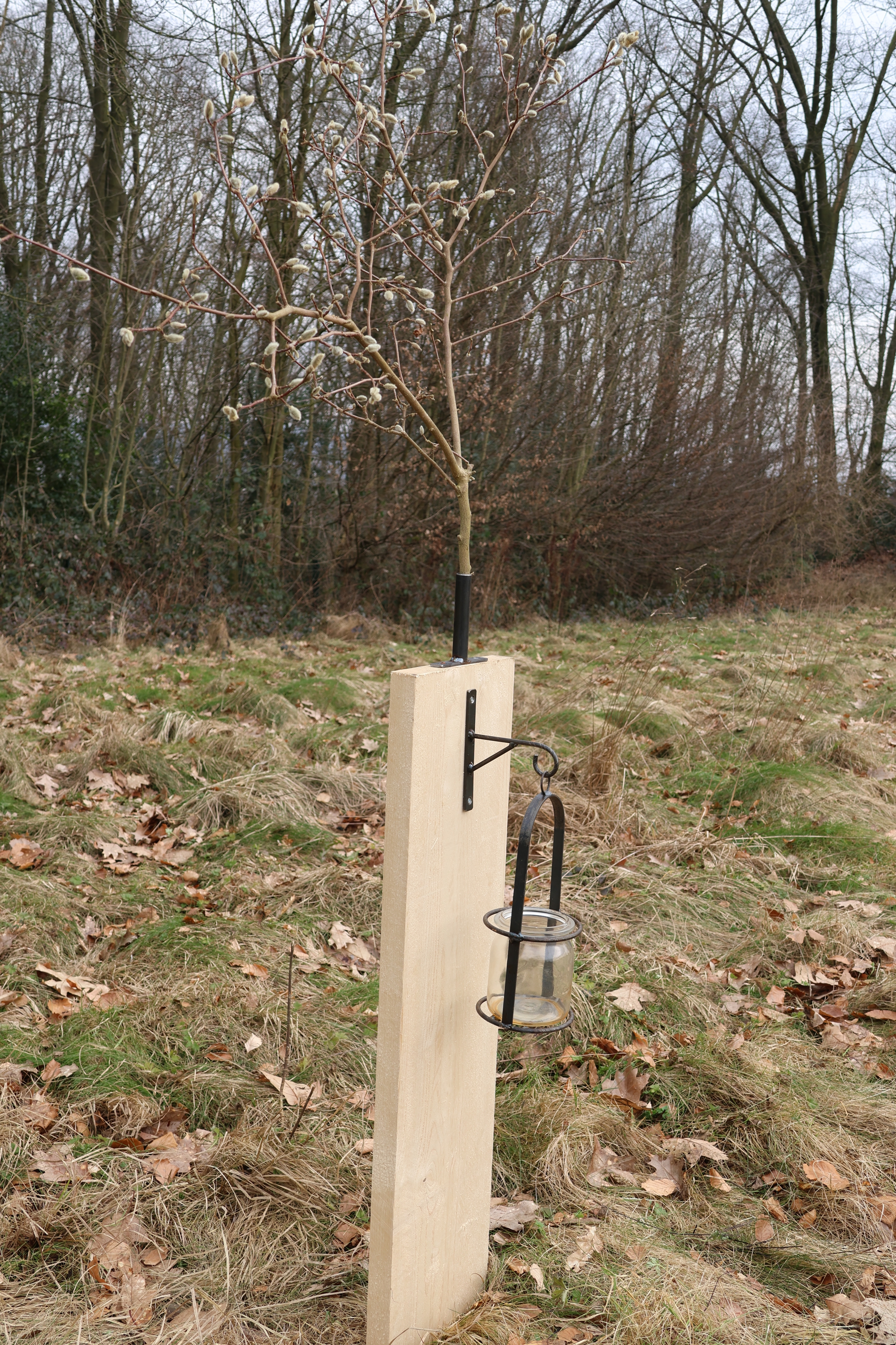 Gartenstele mit Windlicht und Halter für Blütenstrauch