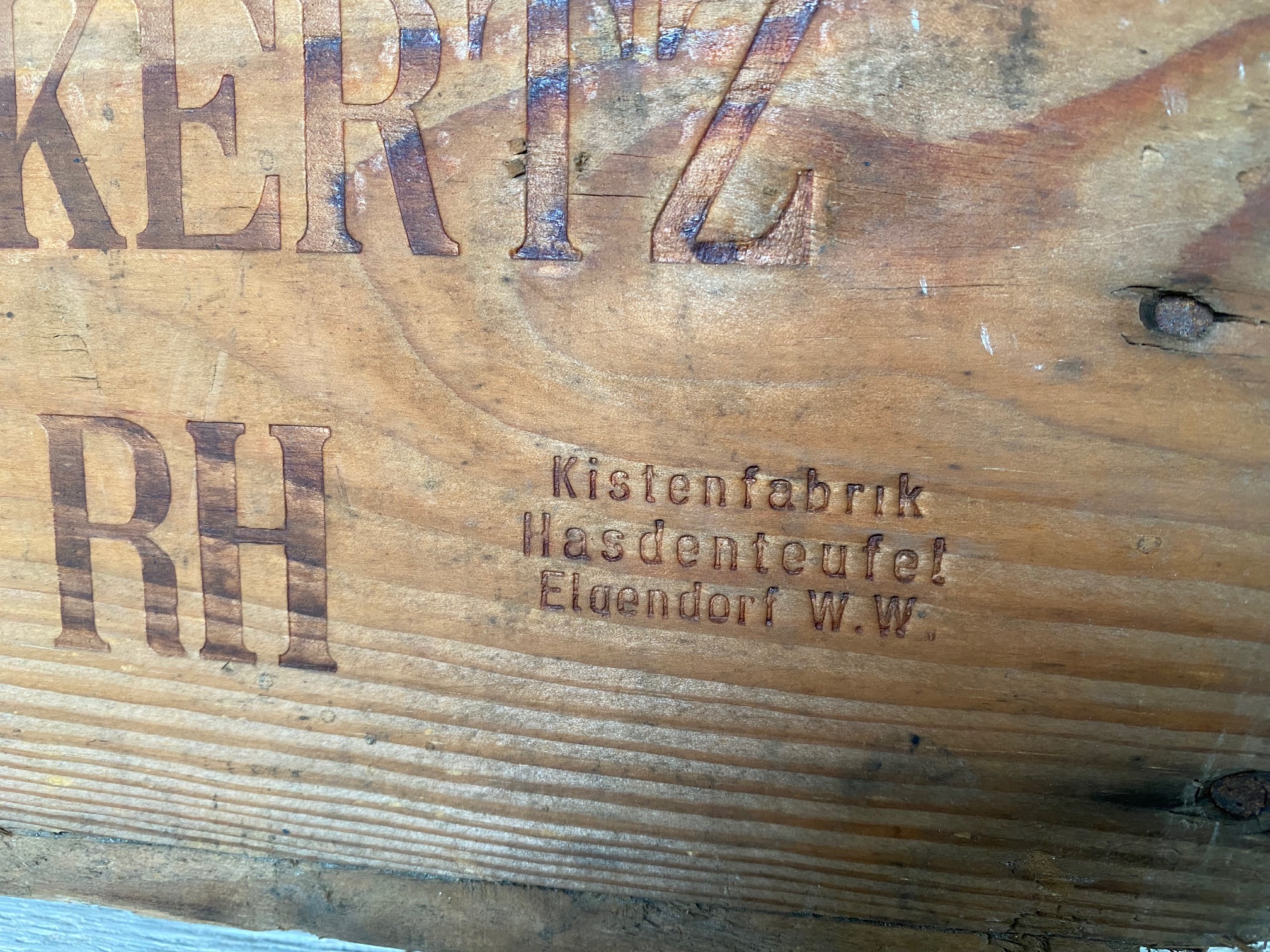 Alte Bierkiste, Kleinhans & Eckertz,  Holzkiste für Bier und Weinflaschen, Kiste aus Holz mit Eisengitter, Vintage Bierkiste