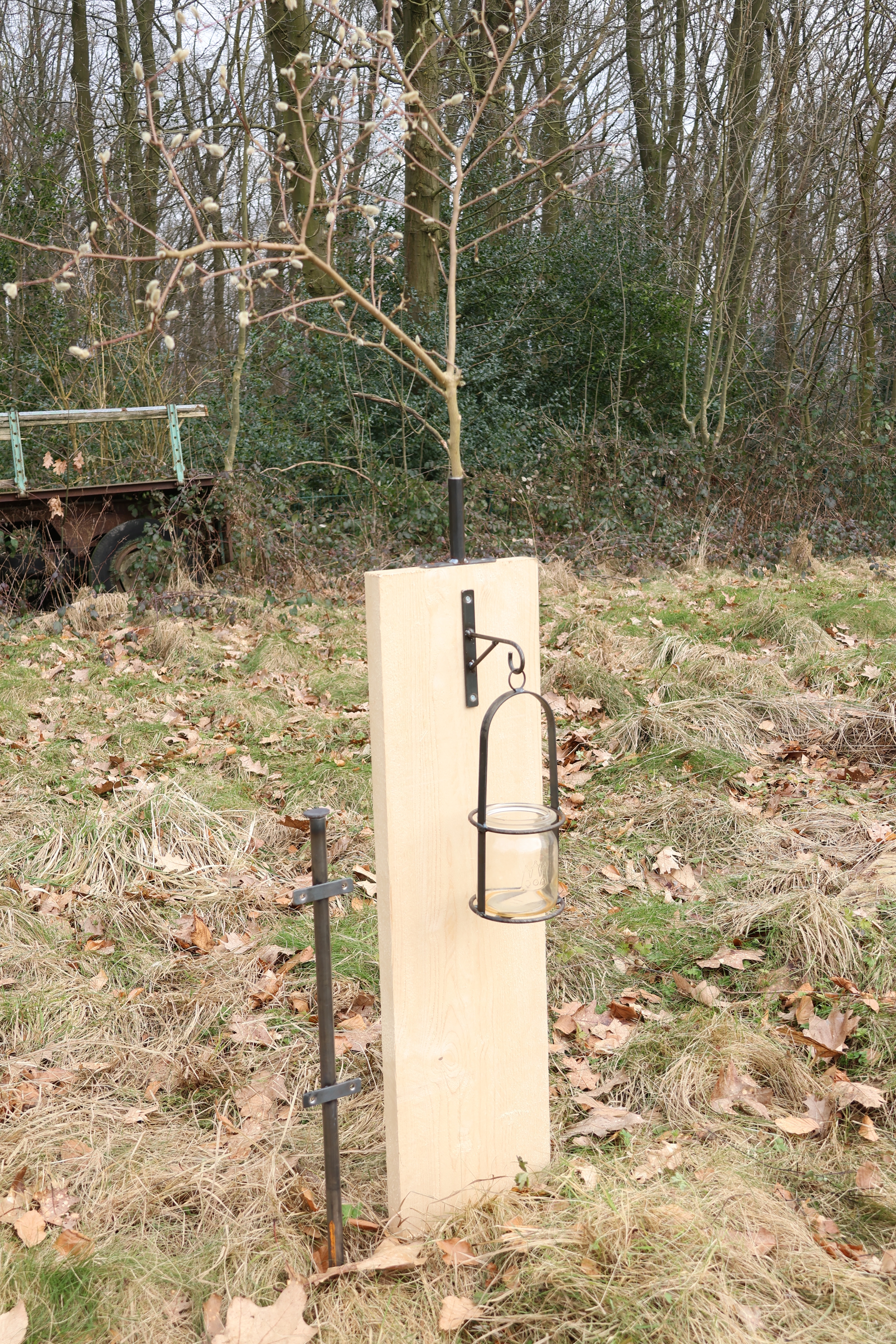 Gartenstele mit Windlicht und Halter für Blütenstrauch