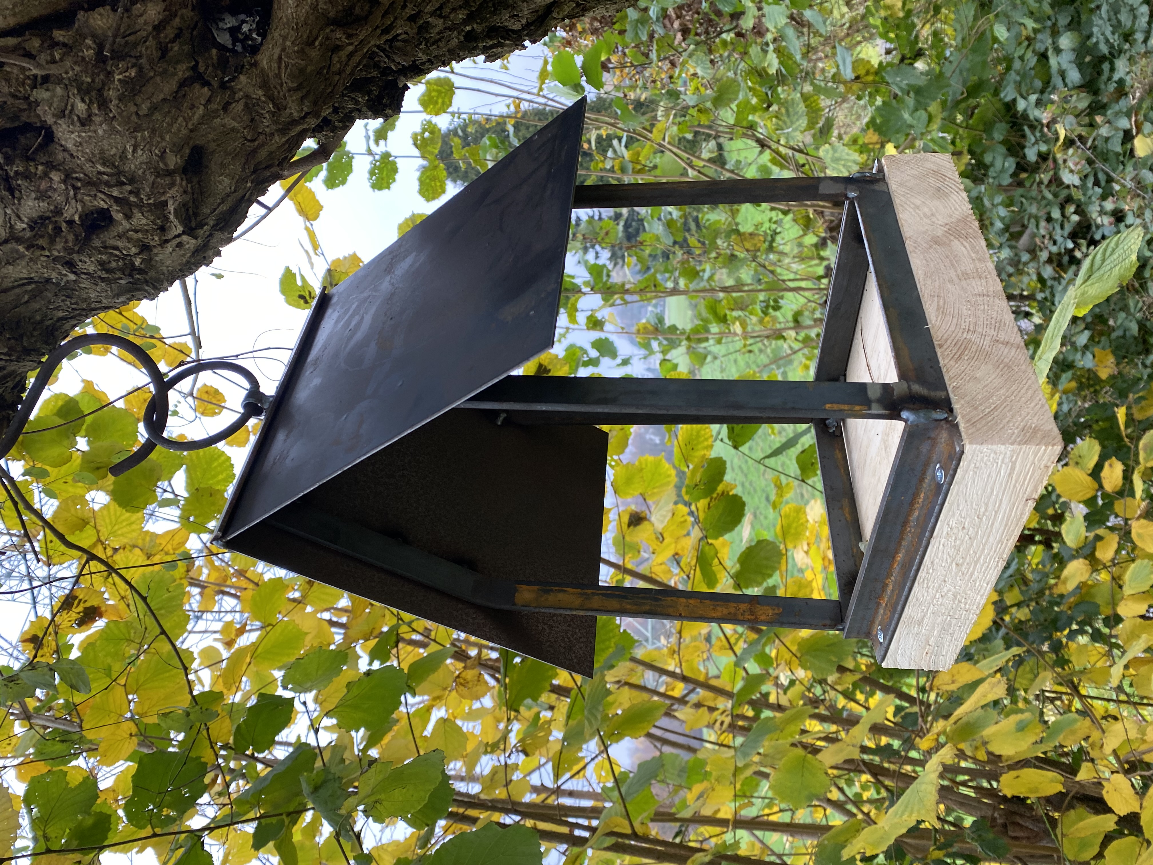 Vogelhaus , Futterhaus, Vogelfutterhaus Made in Germany, Futterstelle auch für Bodenfresser, Meisenknödelhalter, Vogelfutterhaus zum hängen, Meisenknödelhalter mit Dach