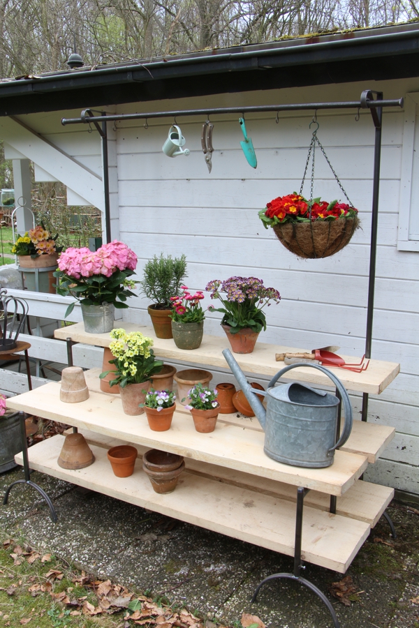 Blumentreppe  mit Holz -1,50 breit, Pflanzenbank 2-stufig, Gartenregal aus Eisen, Stabile Blumentreppe, Gartenzubehör, Gärtnergeschenk 