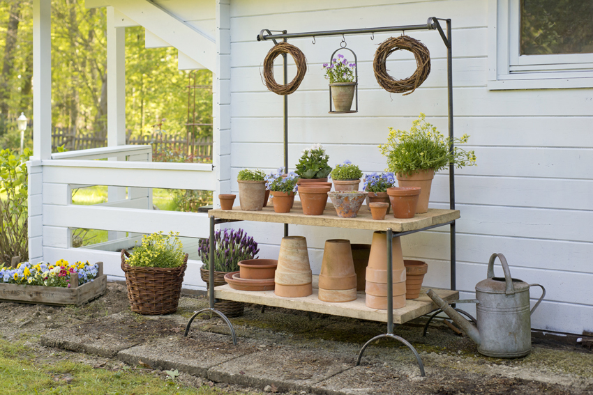 Blumenbank-Böcke "Multitalent", 4er, ohne Holz,  Blumenbank mit Querstange, Gartenregal mit Hakenleiste, Balkonregal, Pflanzenbank, Bank für Blumentöpfe