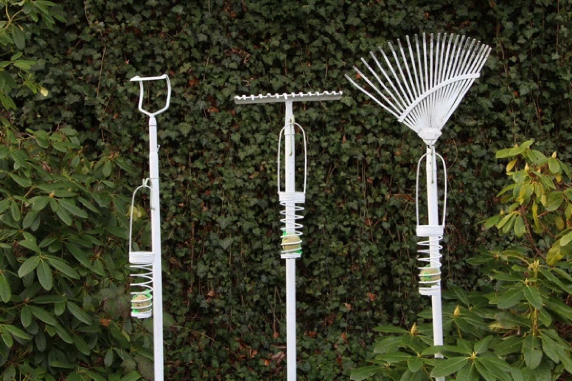 Meisenknödelhalter für Kugeln ohne Netz, Meisenknödelhalter hängend, Futterspirale Meisenknödelhalter für Kugeln ohne Netz, Meisenknödelhalter hängend, Futterspirale